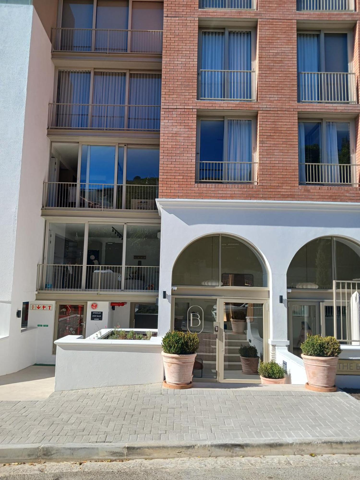 Modern In Trendy Point, Apartment